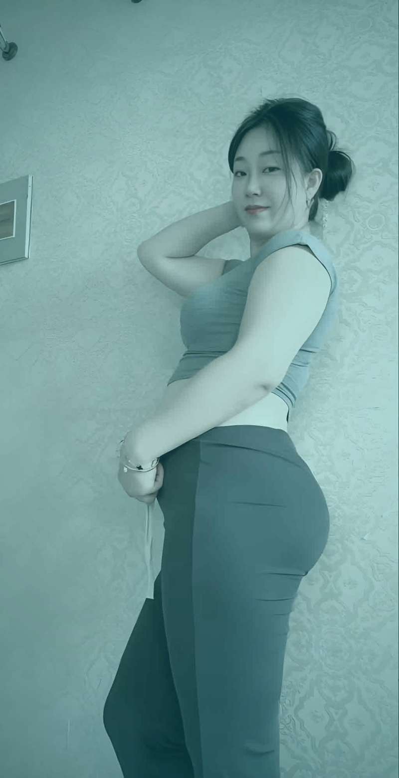 一家三口坐在地毯上，笑着翻阅一本旧相册，身旁是整理好的书籍