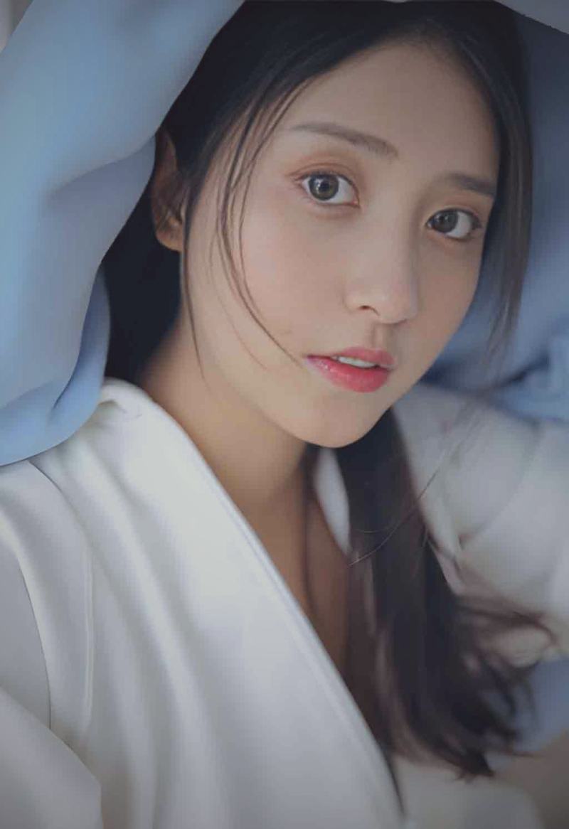 传统娘惹家庭厨房内景，女主人正在砂锅前烹饪，墙上挂着各种厨具