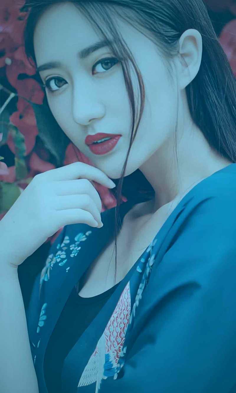 糖心Vlog编辑展示徒步背包内的摄影器材分区：微单、镜头、麦克风、三脚架等整齐排列在防雨布上