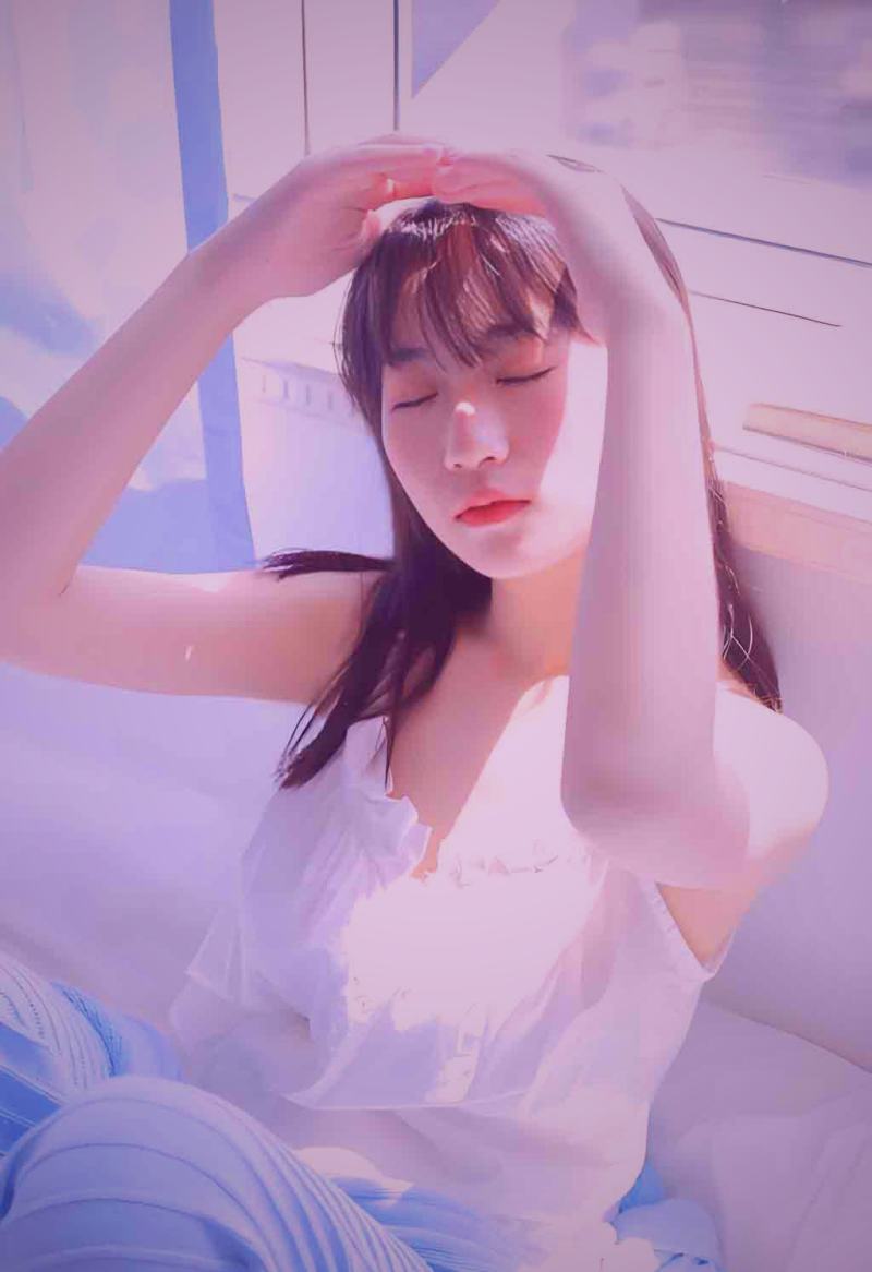 傍晚逆光下，孩子牵着狗狗剪影走向远方的背影