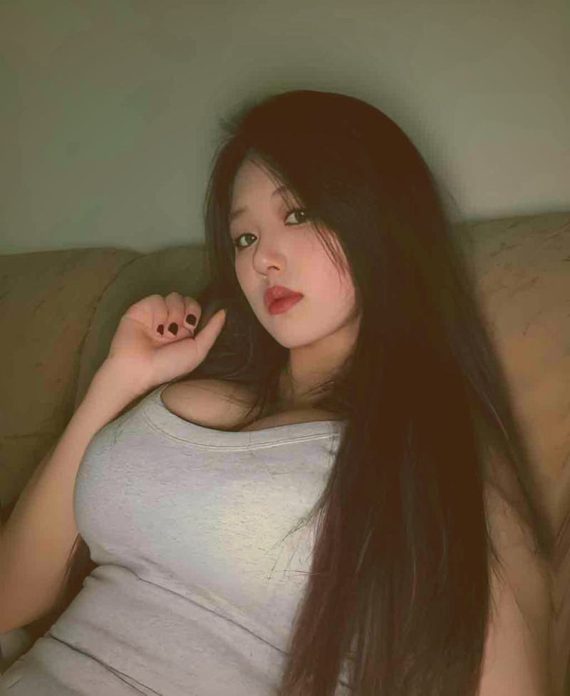 夜晚台灯下，糖心vlog博主在电脑前剪辑视频，猫咪安静趴在手臂旁陪伴