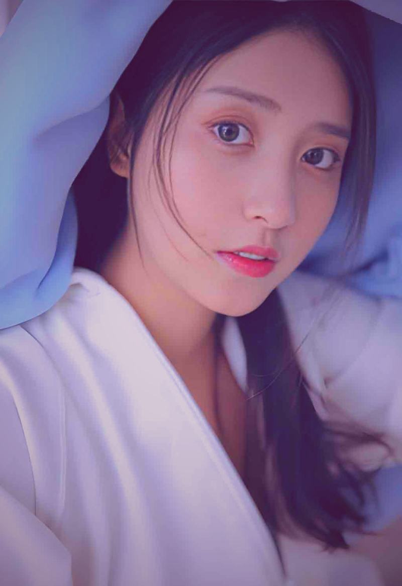 黄昏时分，人与狗狗依偎在沙发上的安静剪影