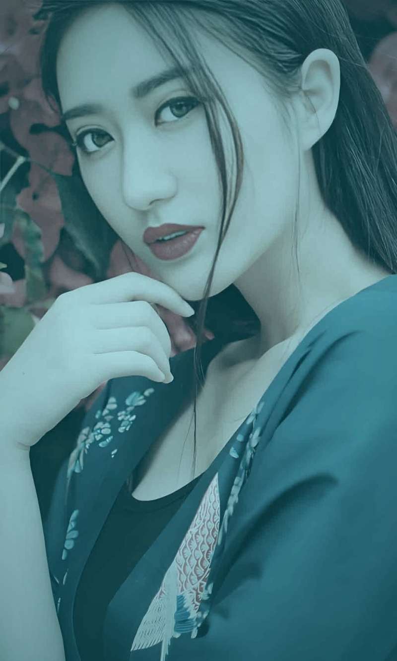 糖心vlog工作台一角：笔记本电脑旁摆放着冒热气的茶杯和一本摊开的笔记本，阳光透过纱窗形成柔和光斑